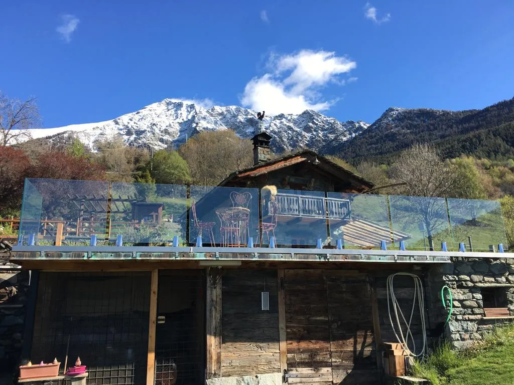 Parapetto in vetro esterno su terrazza di baita Saint-Vincent, Courmayeur (AO) — affaccio con panorama sulle Alpi Gran Paradiso