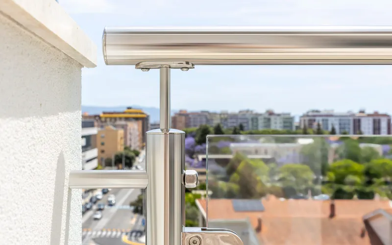 Dettaglio montante ringhiera vetro con corrimano inox — Cantiere condominio Cagliari Via dei Giudicati